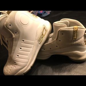 UA Curry’s gold/white size 2 youth